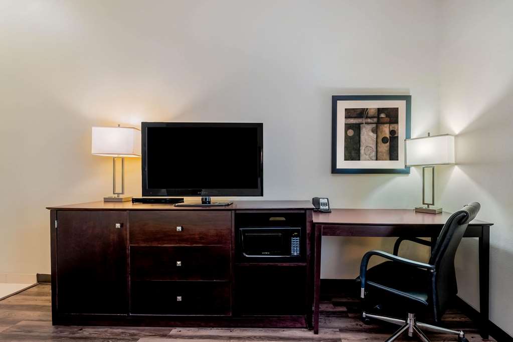 La Quinta Inn & Suites by Wyndham Marshall - photo 18