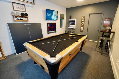 Poconos Oasis with Game Room - last minute hotel in Unknown City