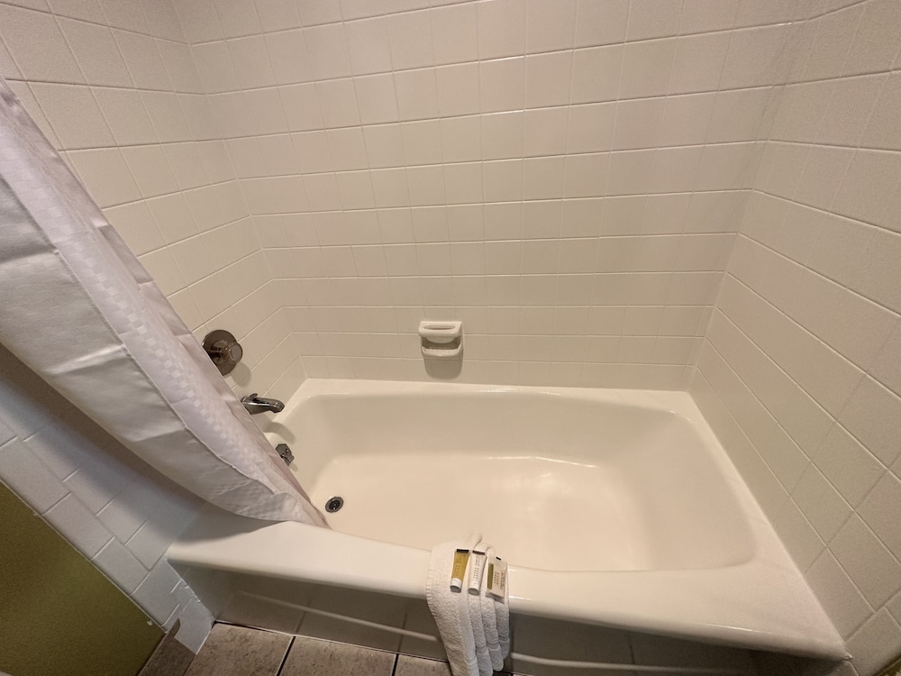 Super 8 by Wyndham Eau Claire WI - photo 17