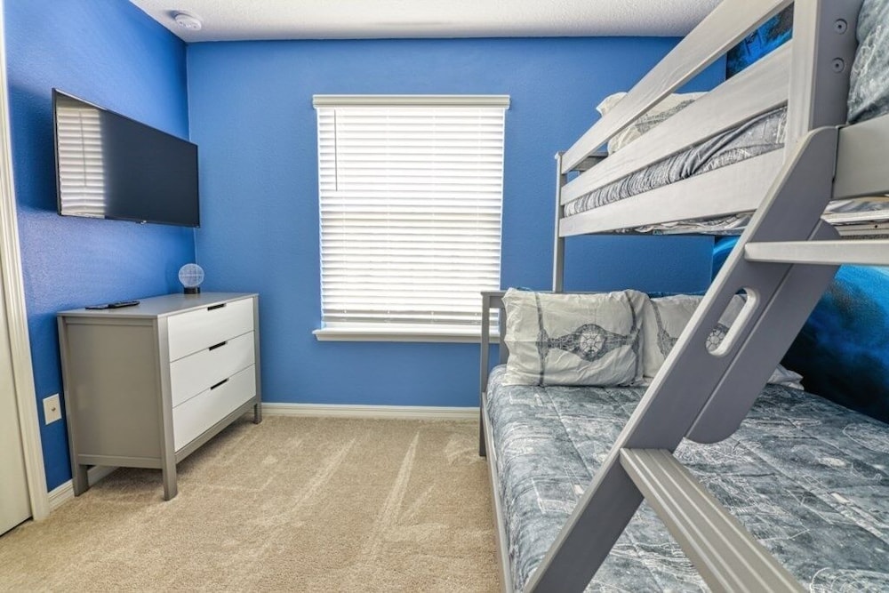 Daniel's Townhome Getaway At Windsor Island Resort 5 Bedroom Townhouse by Redawning Davenport - photo 9