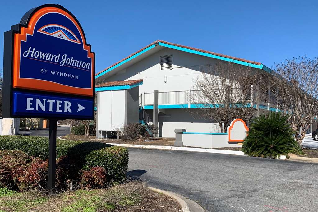 Howard Johnson by Wyndham Columbus Fort Moore - photo 3