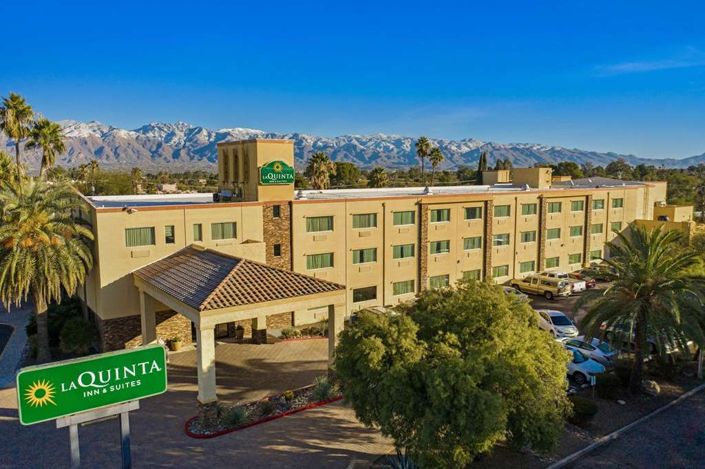La Quinta Inn & Suites by Wyndham Tucson Reid Park - photo 2