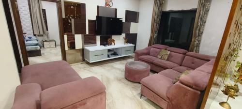 Lavish and luxury - last minute hotel in Unknown City