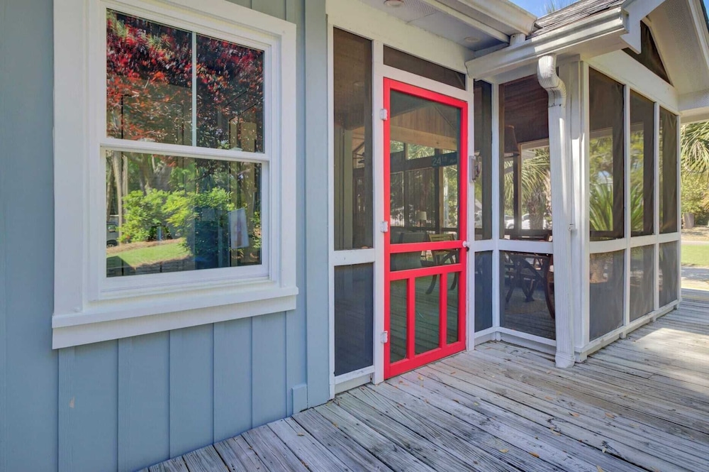 29 24th Avenue by Avantstay Easy Beach Access in Isle Of Palms, United States