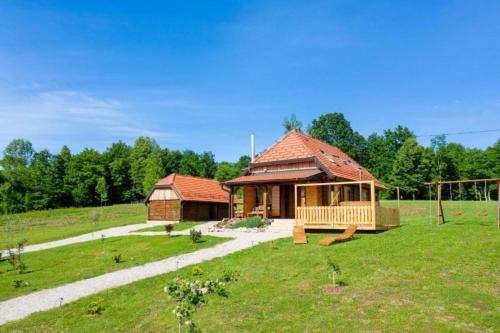 Chalet Markoci With Hot Tub Happy Rentals — 4-Star Luxury Hotel in Rakovica, Croatia