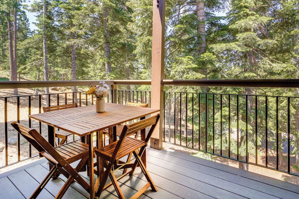 8 Mi to North Tahoe Beach: Truckee Resort Condo in Truckee, United States