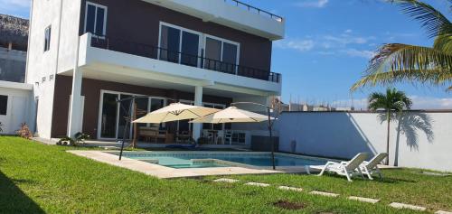 Almendros in Iztapa, Guatemala