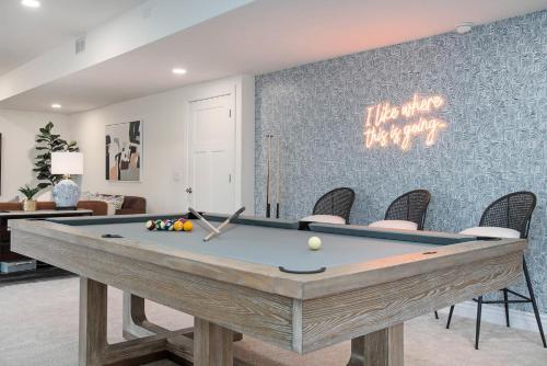 Stunning 5BR Villa Large Hot Tub & Scenic Yard — 4-Star Luxury Hotel in Bennington, United States