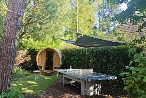 Wellnesshuis met jacuzzi en sauna in het bos — hotel in Lunteren