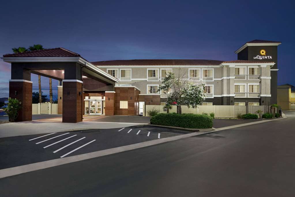 La Quinta Inn & Suites by Wyndham Hesperia Victorville - photo 2