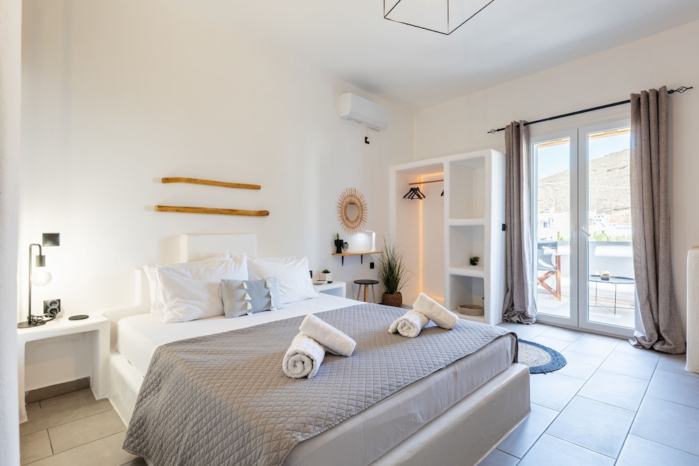 Thiramna Apts Kythnos — 4-Star Luxury Hotel in Kythnos, Greece