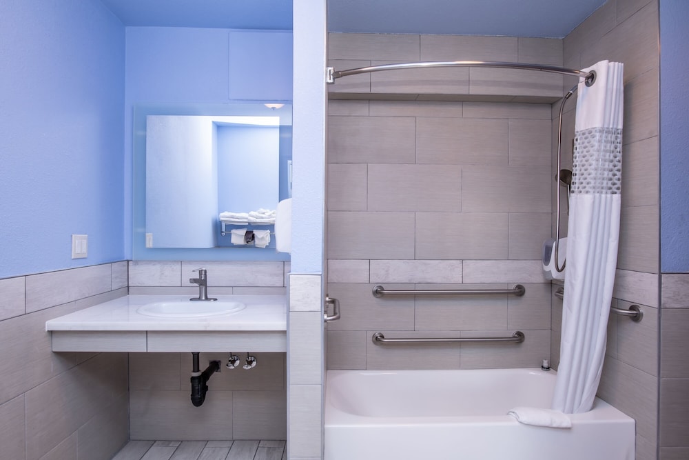 Aqua Breeze Inn - photo 83