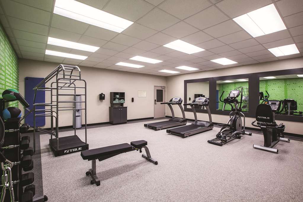 La Quinta Inn & Suites by Wyndham Dallas Northeast Arboretum - photo 6