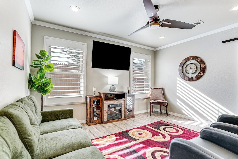 Fenced Yard: Modern Barndominium in Amarillo in Amarillo, United States