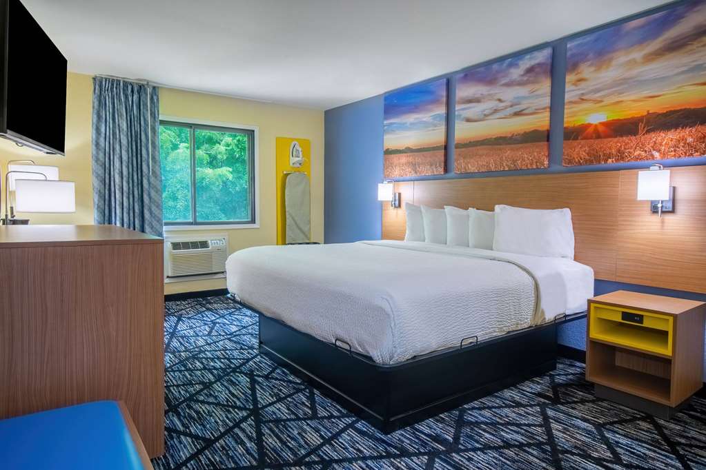 Days Inn & Suites by Wyndham Waterloo - photo 15