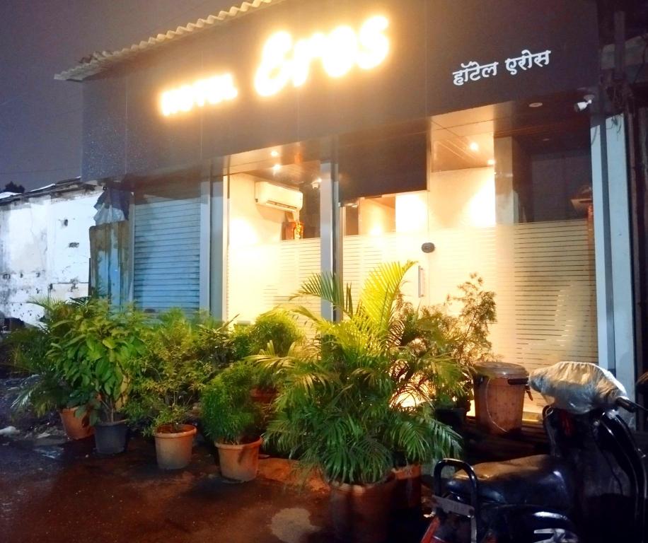 Hotel Eros Near Mumbai International Airport T2