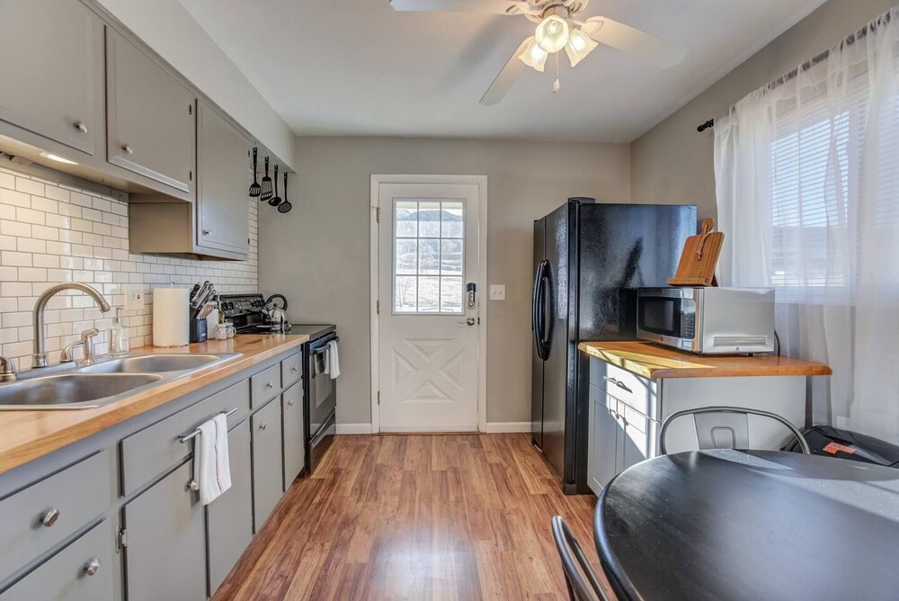 2BR Aptmt Parks Private Deck Mountain Views - photo 12