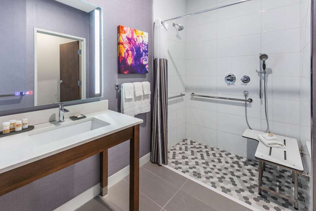 La Quinta Inn & Suites by Wyndham Lewisville - photo 32