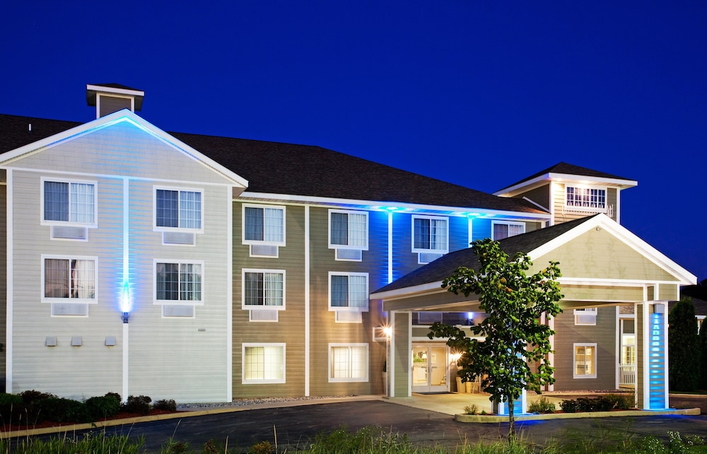 Holiday Inn Express & Suites New Buffalo by IHG - photo 38