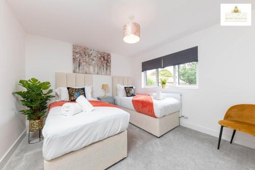 Contractors 3 Bed 2Bath House Free Off Street Parking for 2 Cars WiFi Stevenage Self Catering Sleeps 5 Guests By White Orchid Property Relocation — 4-Star Luxury Hotel in Stevenage, United Kingdom