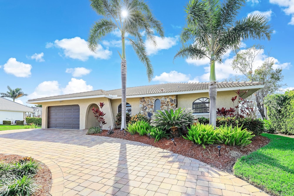 Waterfront home with pool and western exposure — 4-Star Luxury Hotel in Marco Island, United States