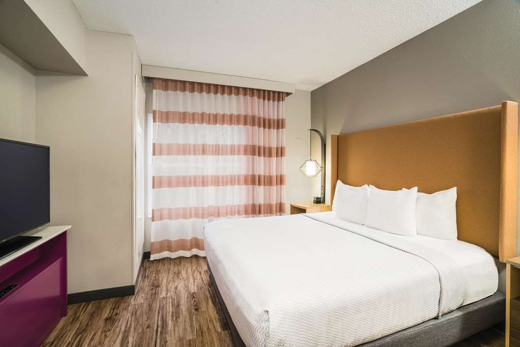 La Quinta Inn & Suites by Wyndham Chattanooga North Hixson - photo 27
