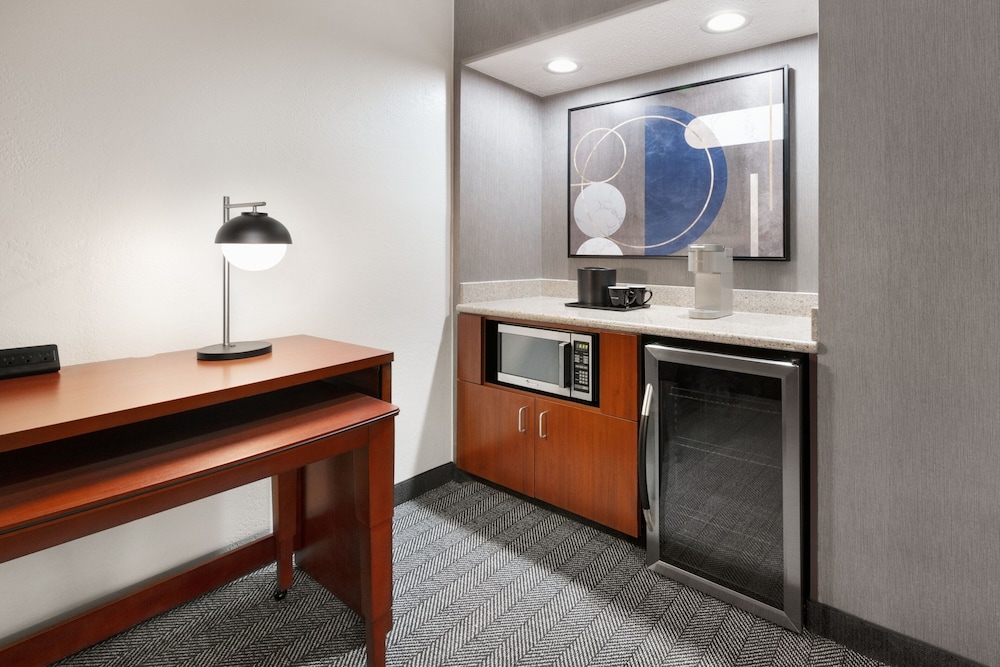Courtyard by Marriott Memphis Airport - photo 11