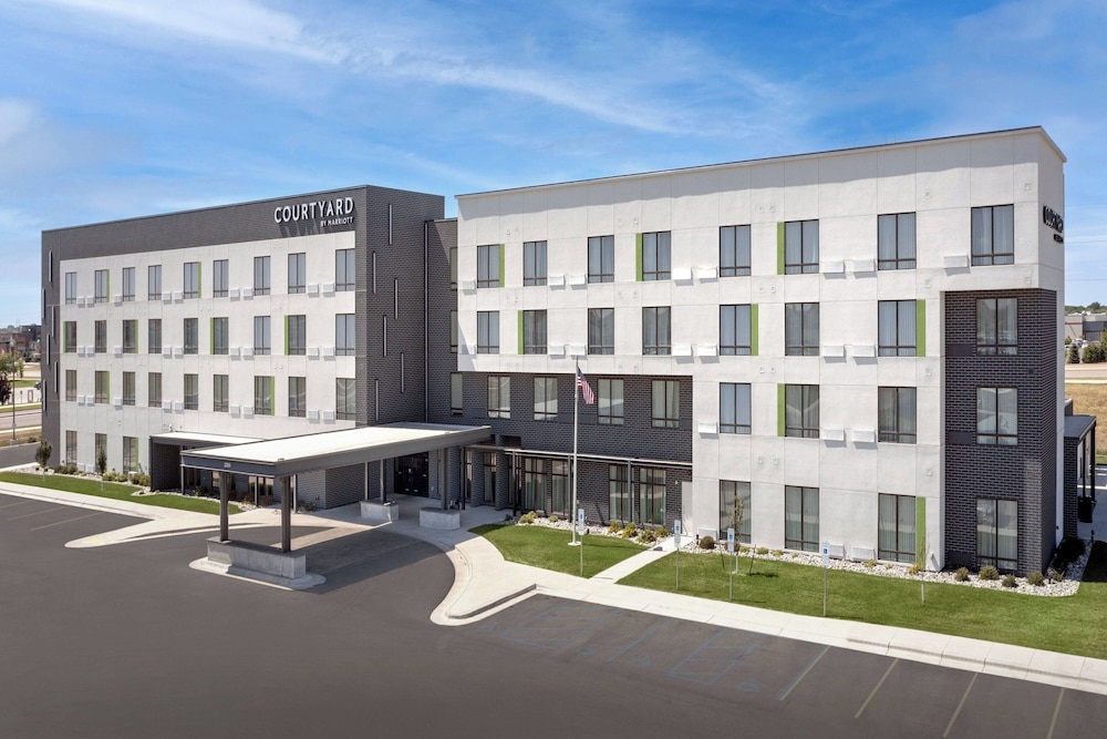 Courtyard by Marriott Fargo - carbon neutral hotel in Fargo