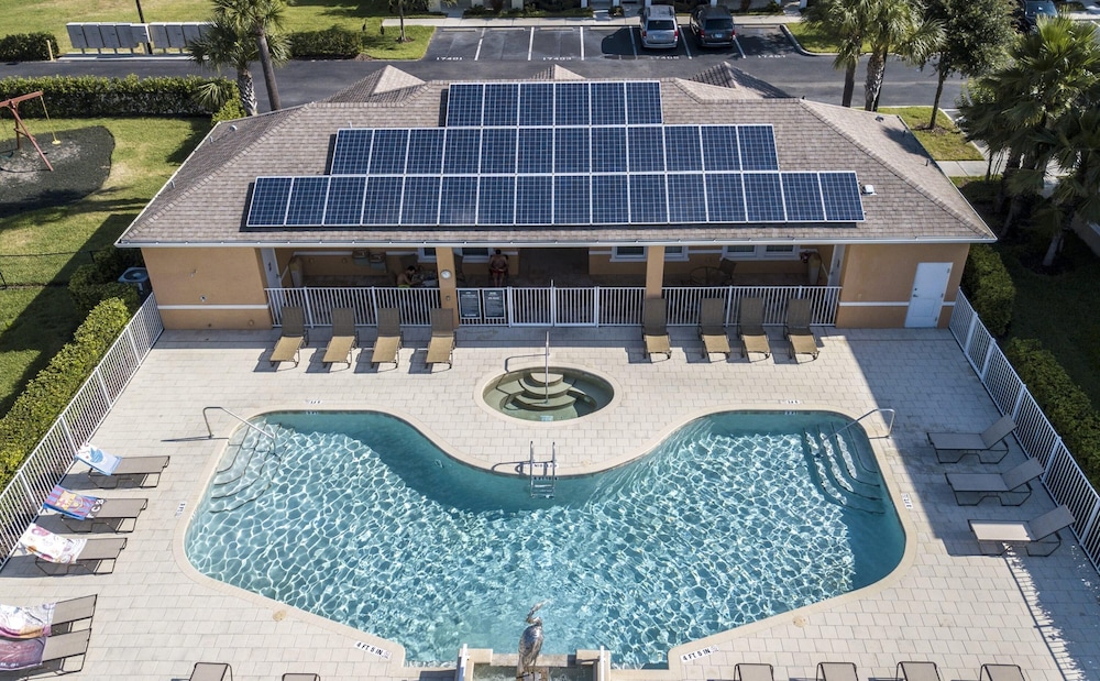 Charming Villa with Private Pool Bliss — 4-Star Luxury Hotel in Orlando, United States