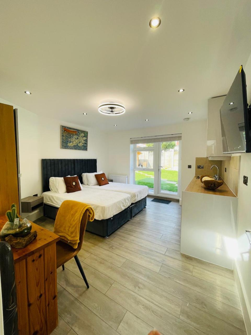 Tudor Close Nw9 8su - last minute hotel in London