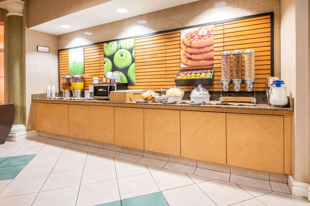 La Quinta Inn & Suites by Wyndham Colorado Springs South AP - photo 59