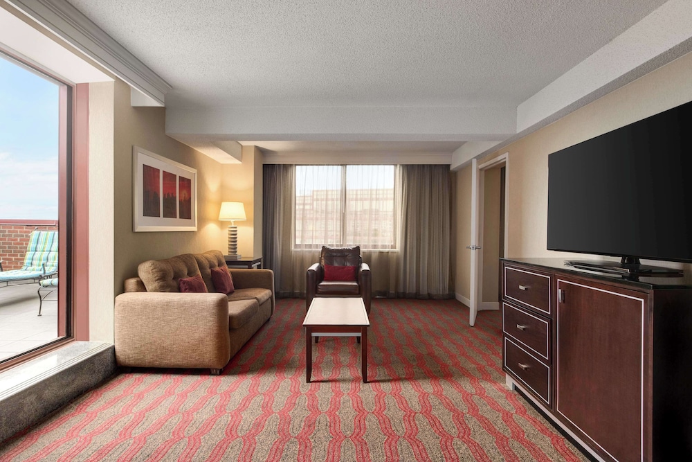 DoubleTree by Hilton New York LaGuardia Airport - photo 13