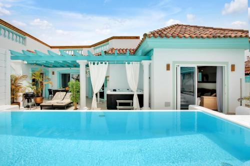 Orange Light with private pool — 4-Star Luxury Hotel in Corralejo, Spain