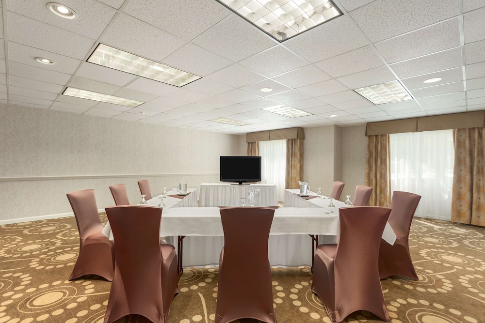 Hampton Inn Colchester - photo 49