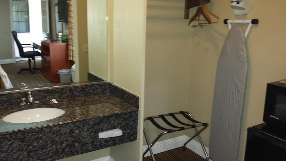 Regency Inn and Suites Moreno Valley - photo 25