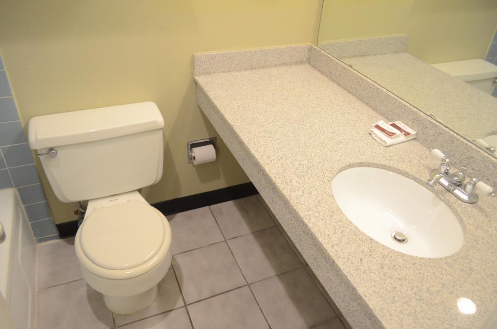 Red Carpet Inn Hornwood Drive - photo 16