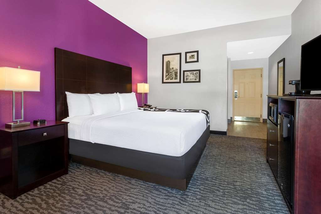 La Quinta Inn & Suites by Wyndham Tampa Bay Area Tampa South - photo 13