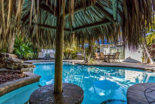 Ainsley Beach House — 4-Star Luxury Hotel in Holmes Beach, United States