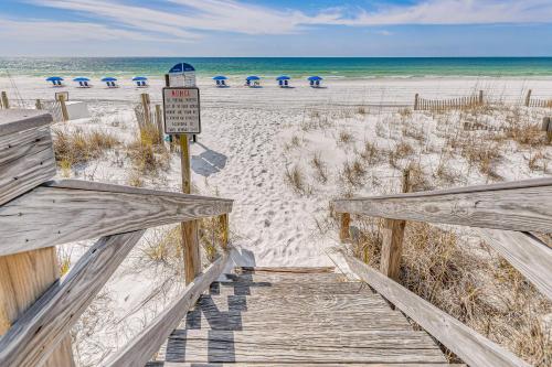 Waterfront Fort Walton Beach Condo Pool Access — 4-Star Luxury Hotel in Fort Walton Beach, United States