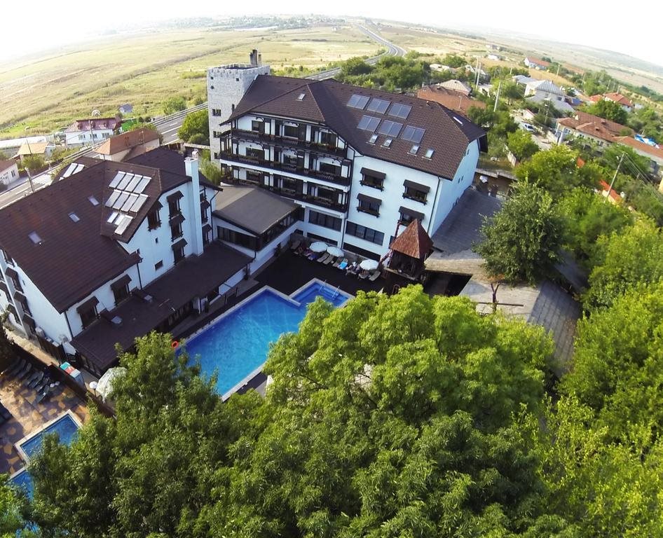 Carul din Stele — 4-Star Luxury Hotel in Cotofenii Din Fata, Romania