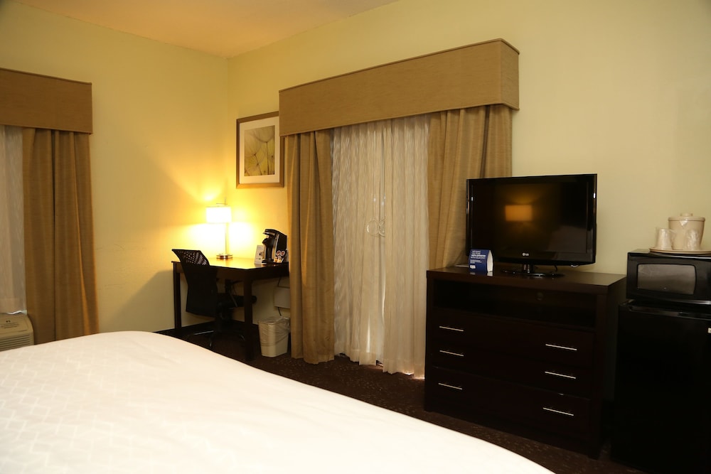Holiday Inn Express Hotel & Suites Cleveland - photo 8
