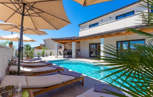 4 Bedroom Cozy Home In Marcana — 5-Star Luxury Hotel in Marcana, Croatia
