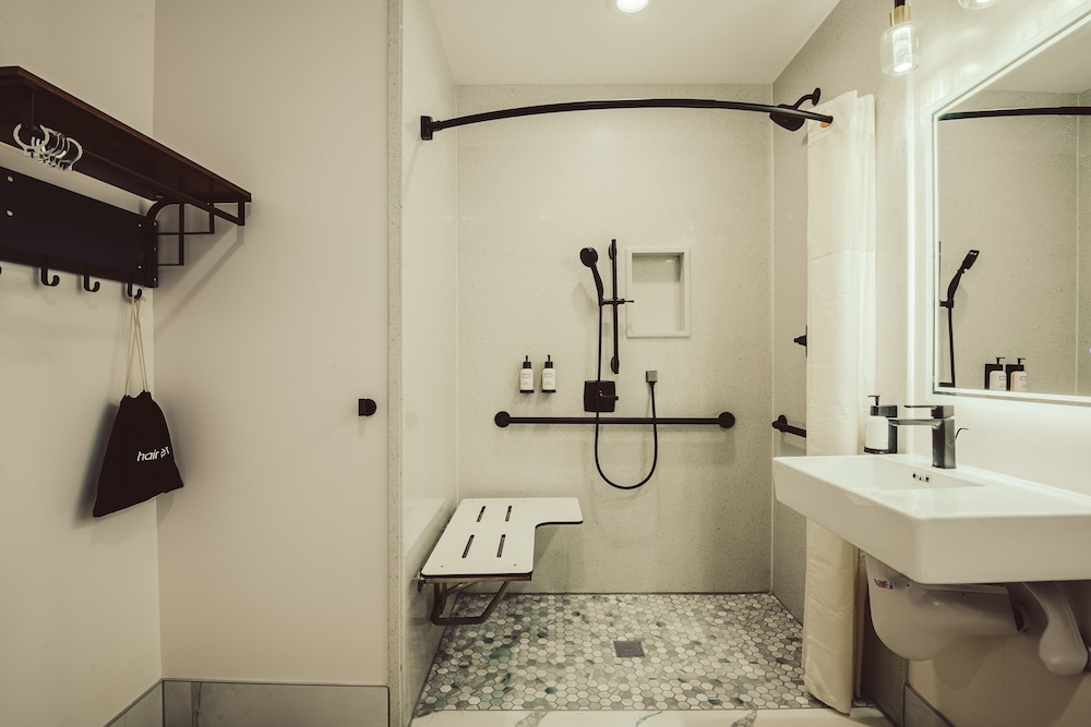 Blufftop Inn & Suites - photo 82