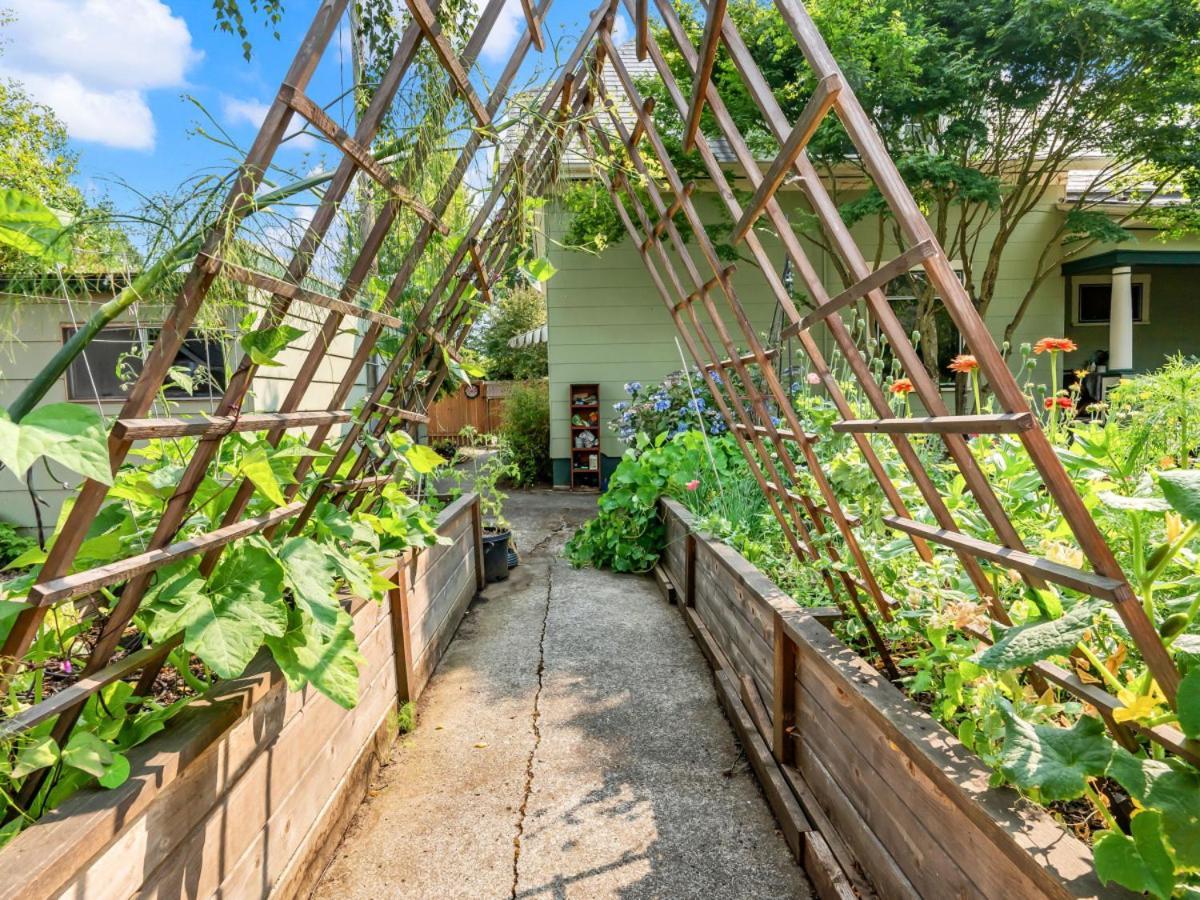 Art Deco Oasis Stylish 2BD with Den Office Garden and Dip Pool in Portland, United States