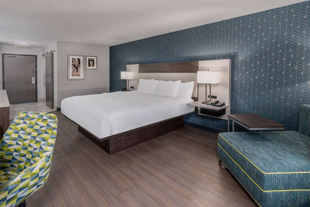 La Quinta Inn & Suites by Wyndham Santa Rosa - photo 13