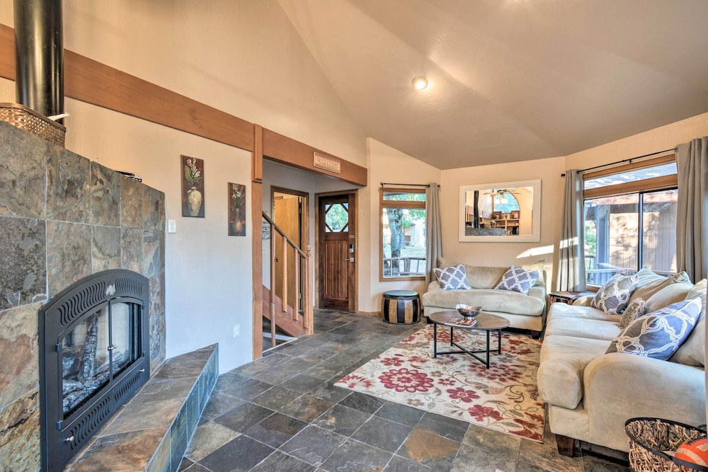Deck and Grill Mtn Haven in Stanislaus Natl Forest — hotel in Arnold