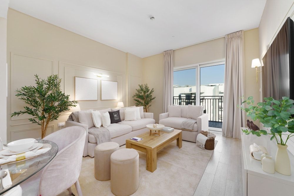 Maison Privee Modern Hideaway with Canal Views on Yas Island — 4-Star Luxury Hotel in Abu Dhabi, United Arab Emirates