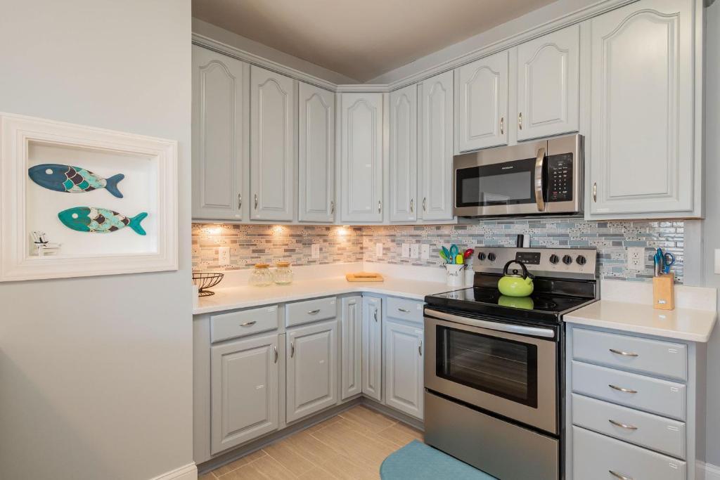 The Sassy Seahorse by Oak Island Accommodations - photo 4