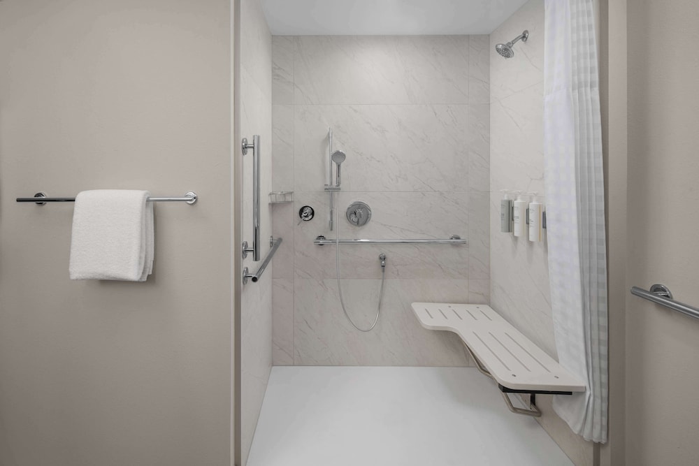 Embassy Suites by Hilton Madison Downtown - photo 17