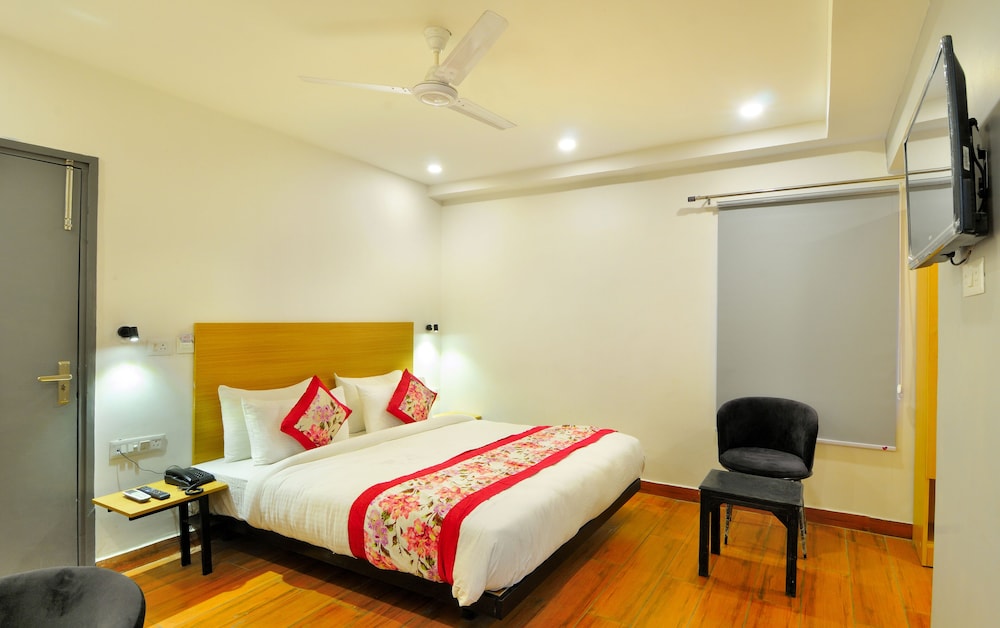 Hotel Red York — Noida — photo 2